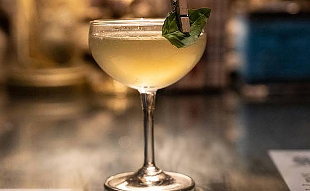 Twinkle | Variación de un cóctel del bartender Tony Conigliaro. Esta opción lleva champán, vodka, una hoja de albahaca y licor de flor de sauco.
