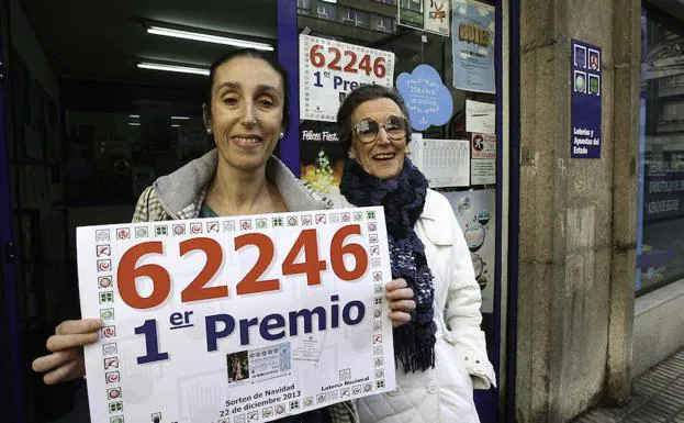 María Eugenia Casares, propietaria de la administración de Maspalomas, en Avilés, con el cartel del 62246, el Gordo, vendido en 2013. 