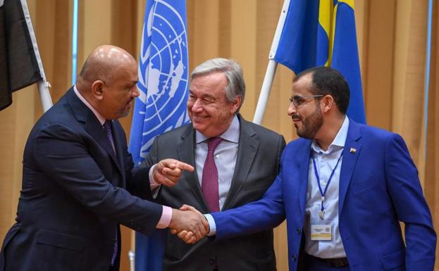 El ministro de Exteriores yemení, Khaled al-Yamani, estrecha la mano al negociador rebelde Mohammed Abdelsalam.
