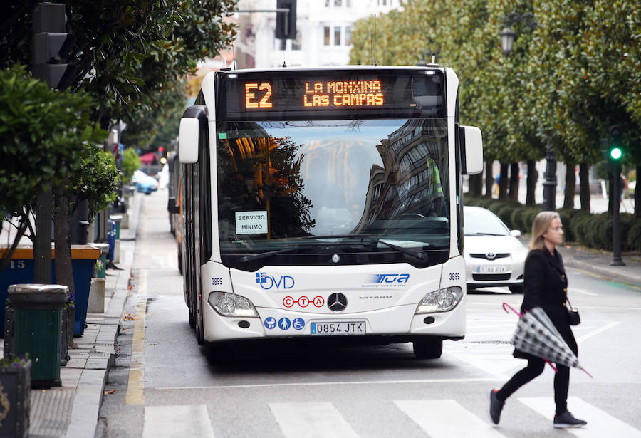 Una veintena de autobuses cubren los servicios mínimos en la segunda jornada de TUA que ha arrancado este jueves con normalidad en Oviedo.