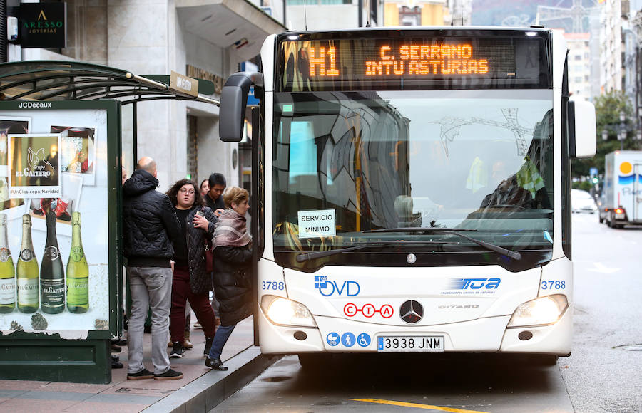 Una veintena de autobuses cubren los servicios mínimos en la segunda jornada de TUA que ha arrancado este jueves con normalidad en Oviedo.