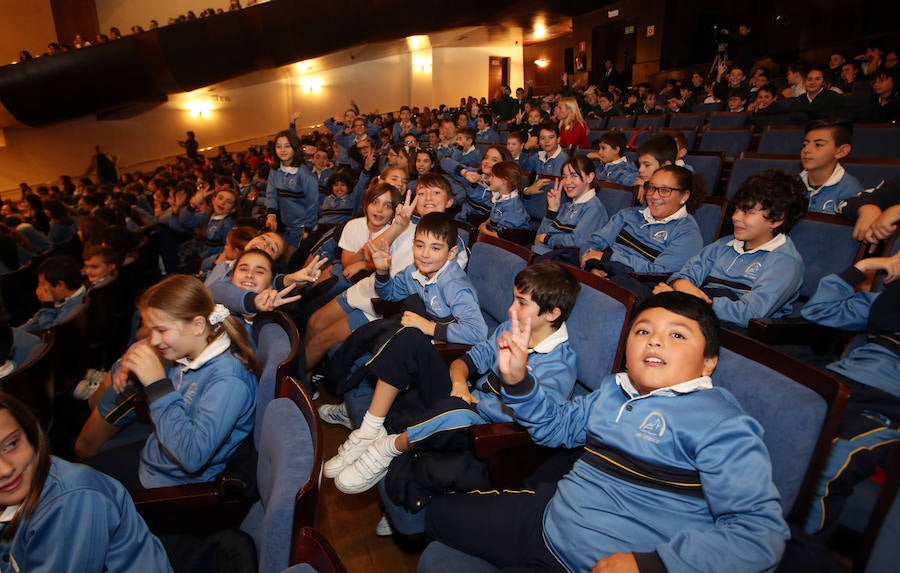 El Auditorio Príncipe Felipe de Oviedo acogió esta mañana 'Descubriendo el mundo de la Ciencia y la Tecnología', un evento al que acudieron escolares de 5º y 6º de Primaria del municipio y que tiene como objetivo acercar la ciencia al público más joven, de una forma divertida y atractiva.