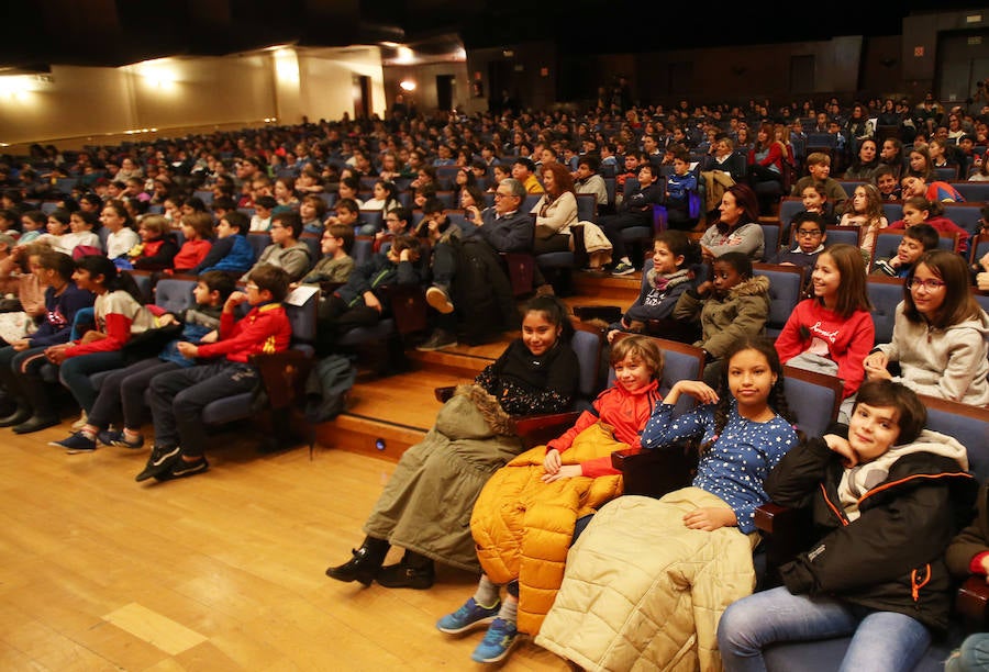 El Auditorio Príncipe Felipe de Oviedo acogió esta mañana 'Descubriendo el mundo de la Ciencia y la Tecnología', un evento al que acudieron escolares de 5º y 6º de Primaria del municipio y que tiene como objetivo acercar la ciencia al público más joven, de una forma divertida y atractiva.