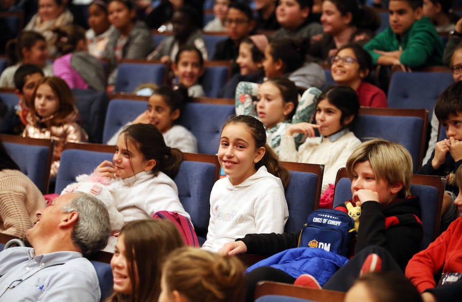 El Auditorio Príncipe Felipe de Oviedo acogió esta mañana 'Descubriendo el mundo de la Ciencia y la Tecnología', un evento al que acudieron escolares de 5º y 6º de Primaria del municipio y que tiene como objetivo acercar la ciencia al público más joven, de una forma divertida y atractiva.