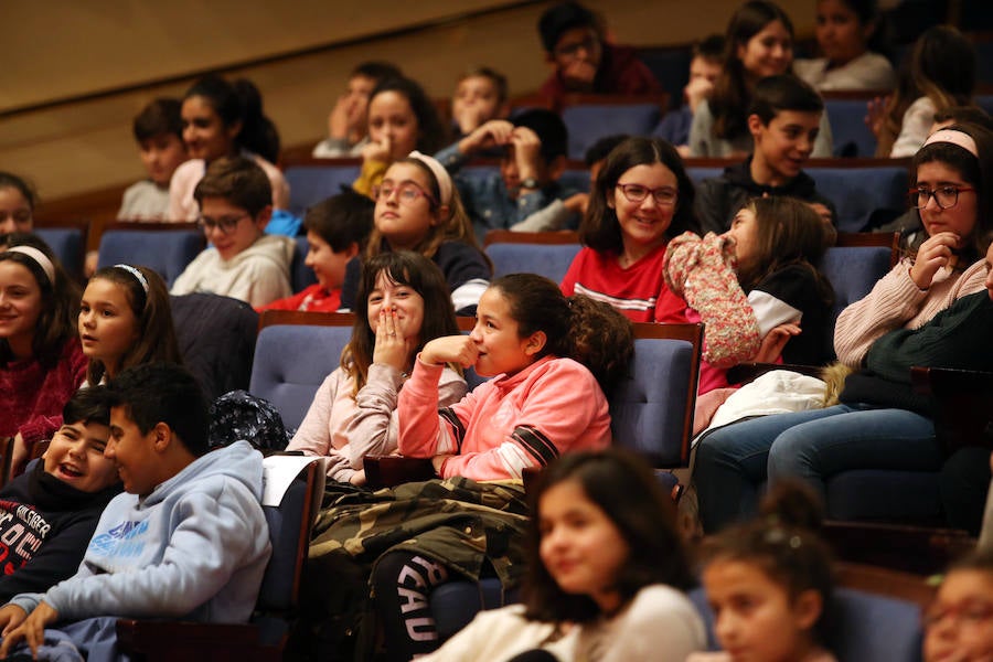 El Auditorio Príncipe Felipe de Oviedo acogió esta mañana 'Descubriendo el mundo de la Ciencia y la Tecnología', un evento al que acudieron escolares de 5º y 6º de Primaria del municipio y que tiene como objetivo acercar la ciencia al público más joven, de una forma divertida y atractiva.