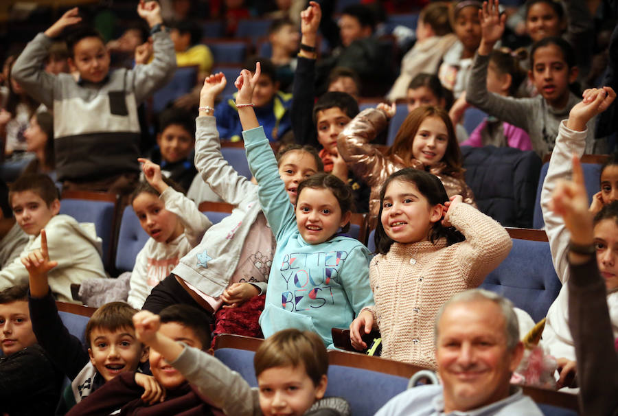 El Auditorio Príncipe Felipe de Oviedo acogió esta mañana 'Descubriendo el mundo de la Ciencia y la Tecnología', un evento al que acudieron escolares de 5º y 6º de Primaria del municipio y que tiene como objetivo acercar la ciencia al público más joven, de una forma divertida y atractiva.