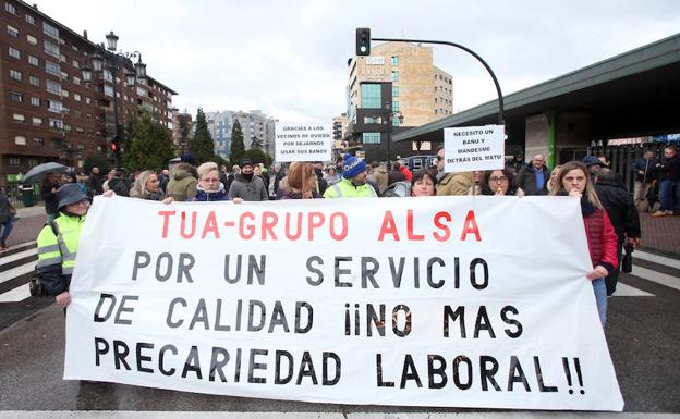 Trabajadores de TUA, este jueves frente a la estación de autobuses de Oviedo.