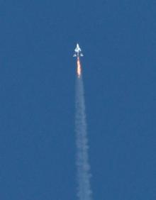 Imagen secundaria 2 - Perspectiva del VSS Unity desde el interior de la cabina (arriba); dos hombres observan la maniobra de aterrizaje de la nave (izquierda); el Unity rompe la barrera del sonido (dcha.).