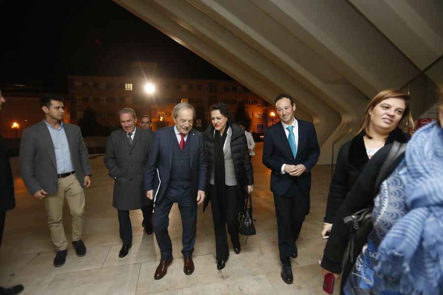 Magdalena Valerio, junto al consejero de Presidencia, Guillermo Martínez, asistió en Oviedo al acto, en la Sala de Cristal del Palacio de Exposiciones y Congresos