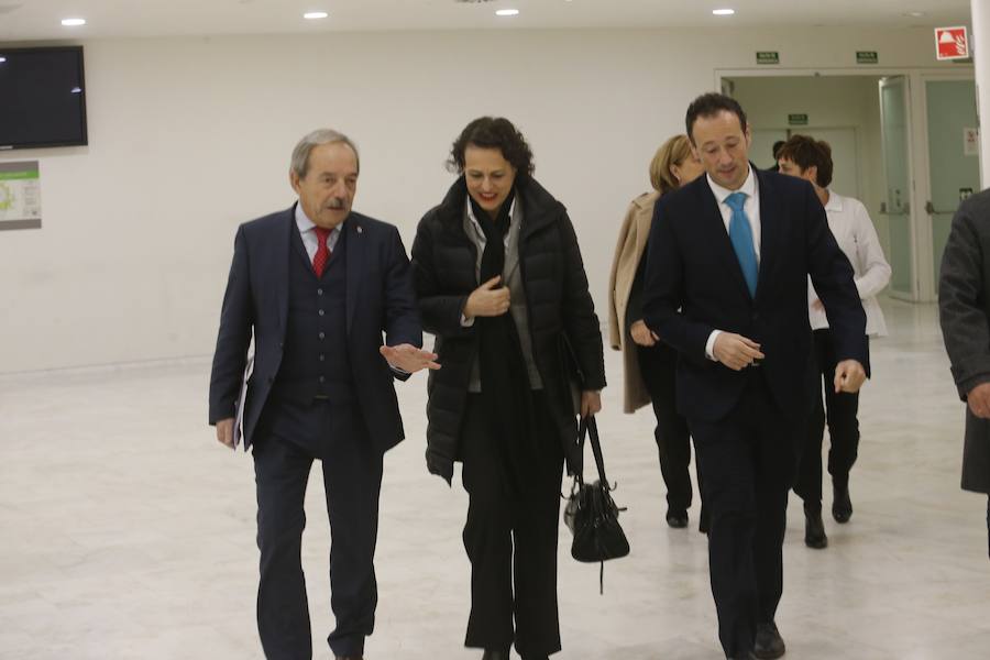 Magdalena Valerio, junto al consejero de Presidencia, Guillermo Martínez, asistió en Oviedo al acto, en la Sala de Cristal del Palacio de Exposiciones y Congresos
