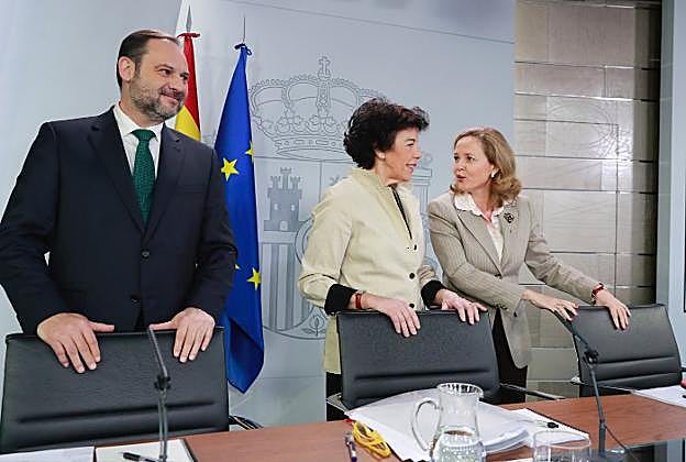 El ministro de Fomento, José Luis Ábalos, junto a las ministras Isabel Celaá y Nadia Calviño tras el Consejo de Ministros. 