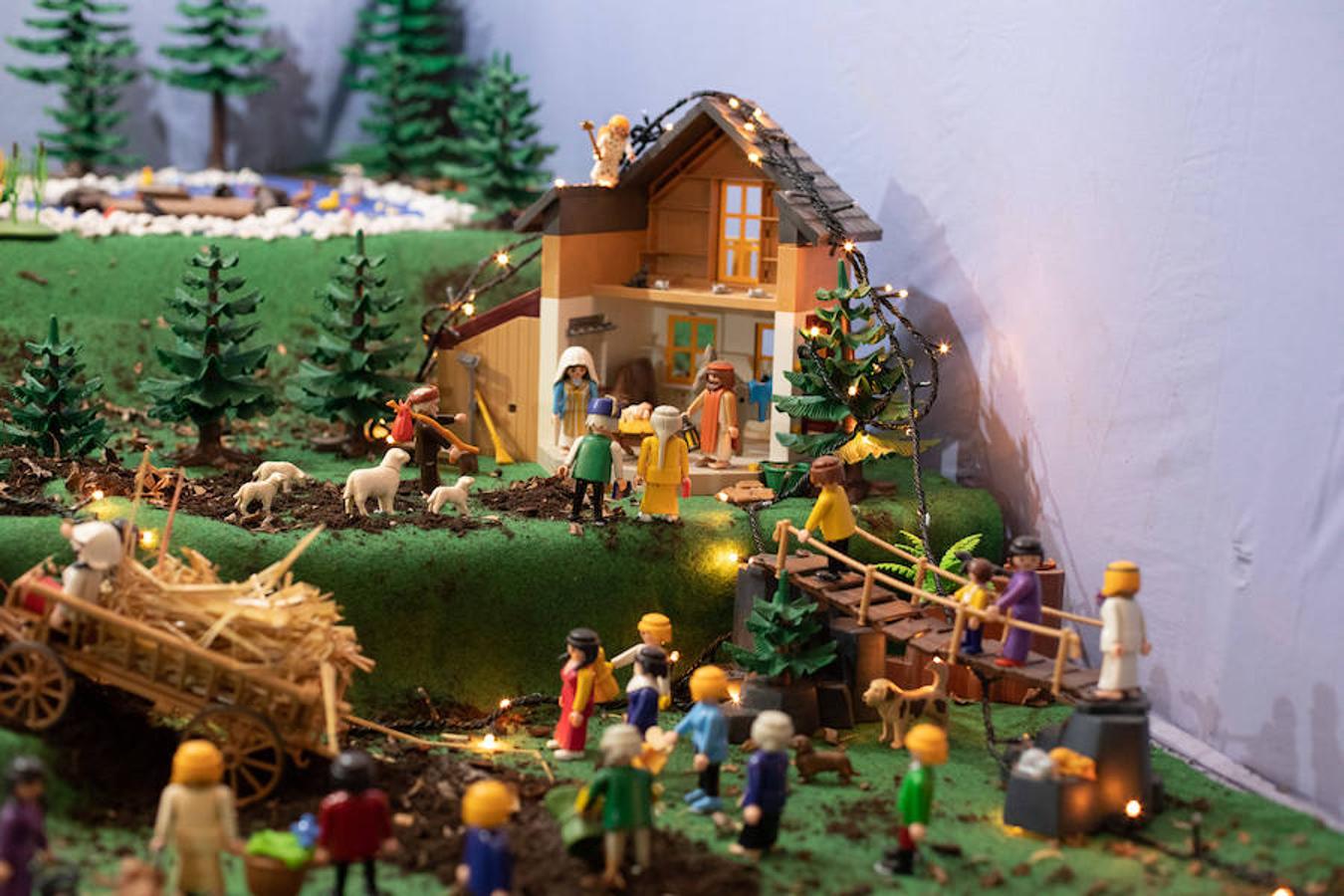 La tradicional exposición de Navidad muestra composiciones originales que abarcan desde Nacimientos clásicos, asturianos, hechos con playmobil y hasta con figuras de gomaeva