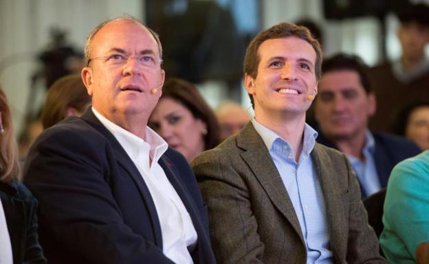 Pablo Casado junto a José Antonio Monago. 