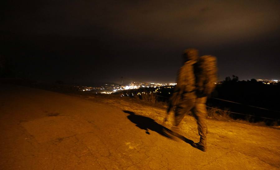 El Centro de Seguridad Marítima se convierte por una noche en un espacio industrial en un ficticio lugar ocupado por insurgentes. EL COMERCIO comparte con miembros del batallón Toledo de Cabo Noval un simulacro de entrenamiento militar nocturno