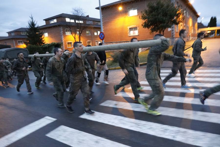 El Centro de Seguridad Marítima se convierte por una noche en un espacio industrial en un ficticio lugar ocupado por insurgentes. EL COMERCIO comparte con miembros del batallón Toledo de Cabo Noval un simulacro de entrenamiento militar nocturno