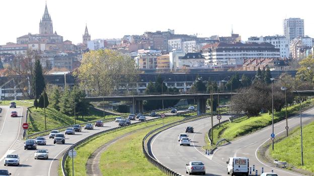 La entrada a Oviedo con la fábrica de armas de La Vega al fondo. 