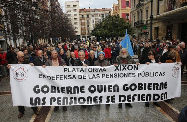 Manifestantes, en el paseo de Begoña de Gijón. 