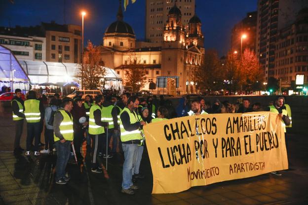 Medio centenar de 'chalecos amarillos', reunidos en la plaza de El Humedal, en Gijón. 