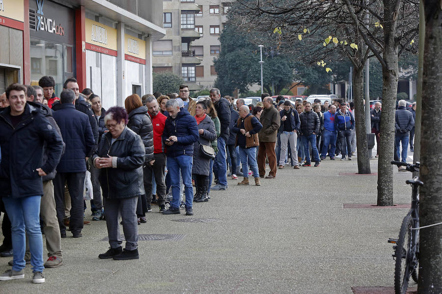 Decenas de aficionados del Sporting acudieron esta tarde a las taquillas de El Molinón para hacer con una de las 400 entradas puestas a la venta para los abonados.