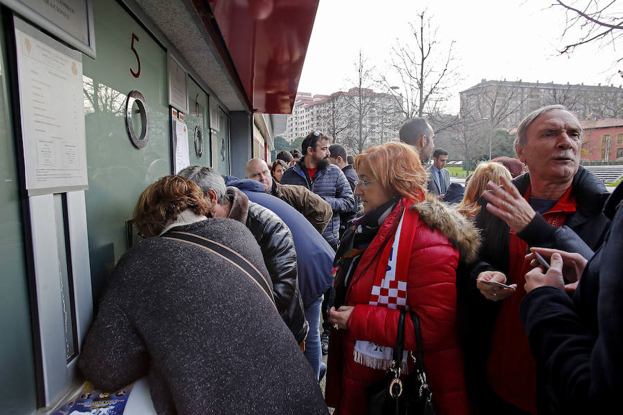 Decenas de aficionados del Sporting acudieron esta tarde a las taquillas de El Molinón para hacer con una de las 400 entradas puestas a la venta para los abonados.