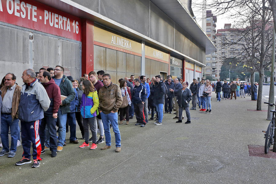 Decenas de aficionados del Sporting acudieron esta tarde a las taquillas de El Molinón para hacer con una de las 400 entradas puestas a la venta para los abonados.