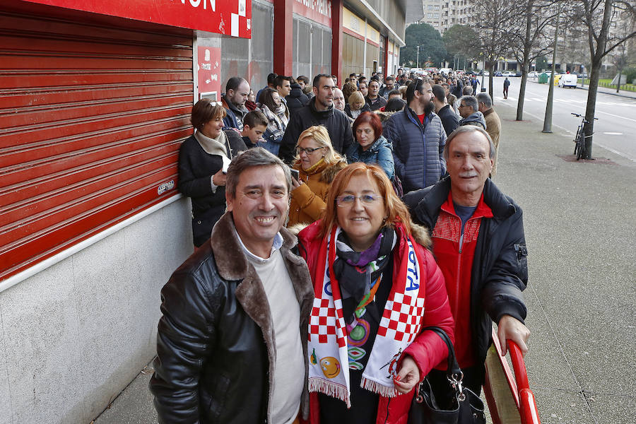 Decenas de aficionados del Sporting acudieron esta tarde a las taquillas de El Molinón para hacer con una de las 400 entradas puestas a la venta para los abonados.