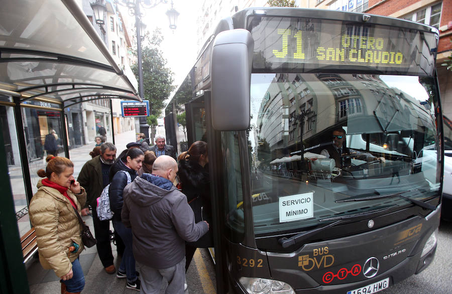 La tercera jornada de huelga en TUA, empresa concesionaria del servicio urbano de autobús de Oviedo, se desarrolla sin incidencias y con el cumplimiento de los servicios mínimos