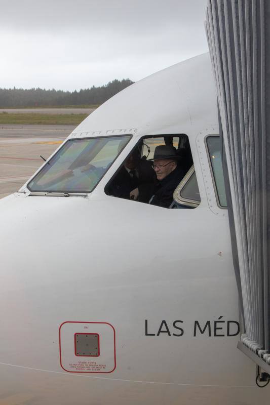 El hombre, gracias a la colaboración del aeropuerto de Asturias y de Iberia, se sentó en la cabina de un Airbús-319, en el asiento del comandante