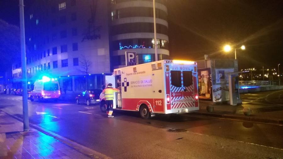 Un hombre ha resultado herido de gravedad al ser atropellado en la avenida Juan Carlos I de Gijón cuando cruzaba la calle, a la altura del Museo del Ferrocarril.