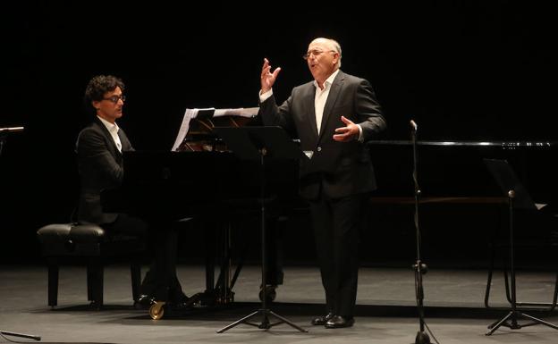 Joaquín Pixán, durante un recital en el Teatro Campoamor.