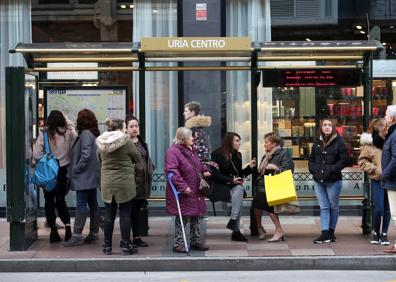 Imagen secundaria 1 - La tercera jornada de huelga de TUA, con largas colas en las paradas más concurridas