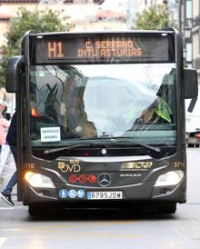 Imagen secundaria 2 - La tercera jornada de huelga de TUA, con largas colas en las paradas más concurridas