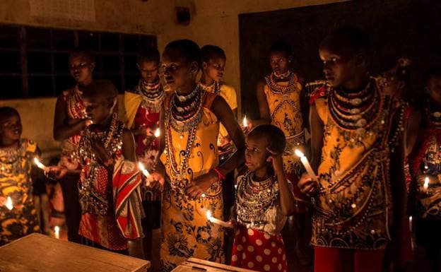 Mujeres y niñas kenianas celebran un rito en contra de la mutilación genital.