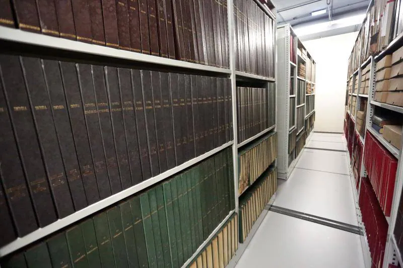 Tras 16 años de itinerancia, sus 887 títulos y 32.000 volúmenes ocupan ya casi dos kilómetros de estanterías en la Escuela de Comercio.