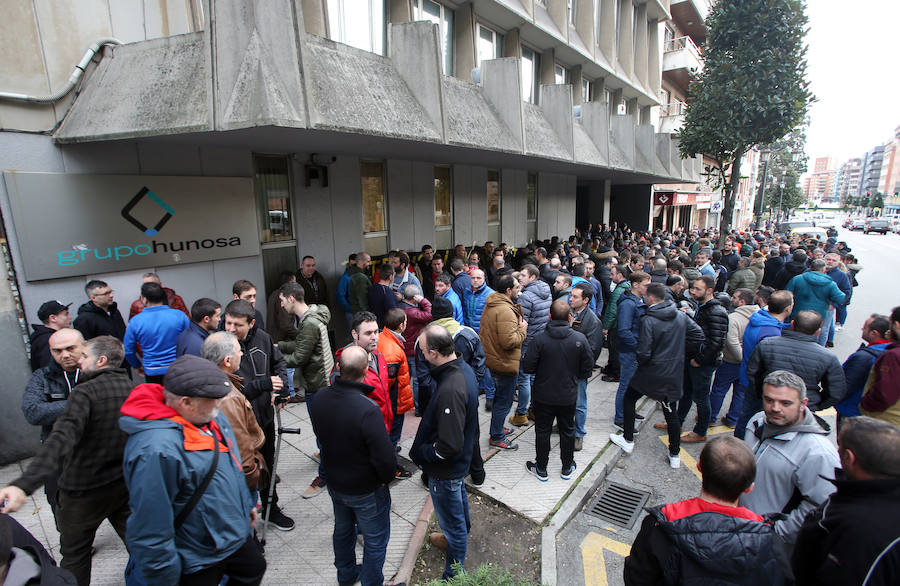 Los sindicalistas que negocian el nuevo plande la hullera pública han decidido mantener el encierro en «asamblea permanente» en la sede de Oviedo como medida de presión ante la ausencia de una propuesta por parte de la empresa. En el exterior, han cortado el tráfico