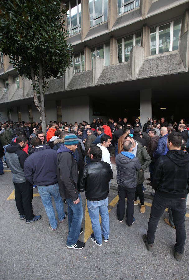 Los sindicalistas que negocian el nuevo plande la hullera pública han decidido mantener el encierro en «asamblea permanente» en la sede de Oviedo como medida de presión ante la ausencia de una propuesta por parte de la empresa. En el exterior, han cortado el tráfico