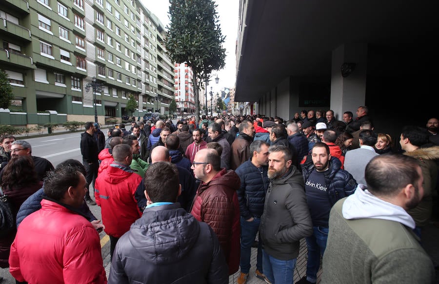 Los sindicalistas que negocian el nuevo plande la hullera pública han decidido mantener el encierro en «asamblea permanente» en la sede de Oviedo como medida de presión ante la ausencia de una propuesta por parte de la empresa. En el exterior, han cortado el tráfico