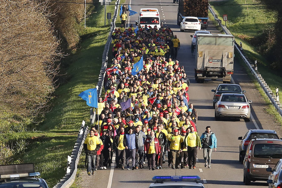 Los empleados de las plantas gallega y asturiana protagonizan una marcha desde las localidades de Castropol y Ribadeo en defensa del mantenimiento de la empresa.