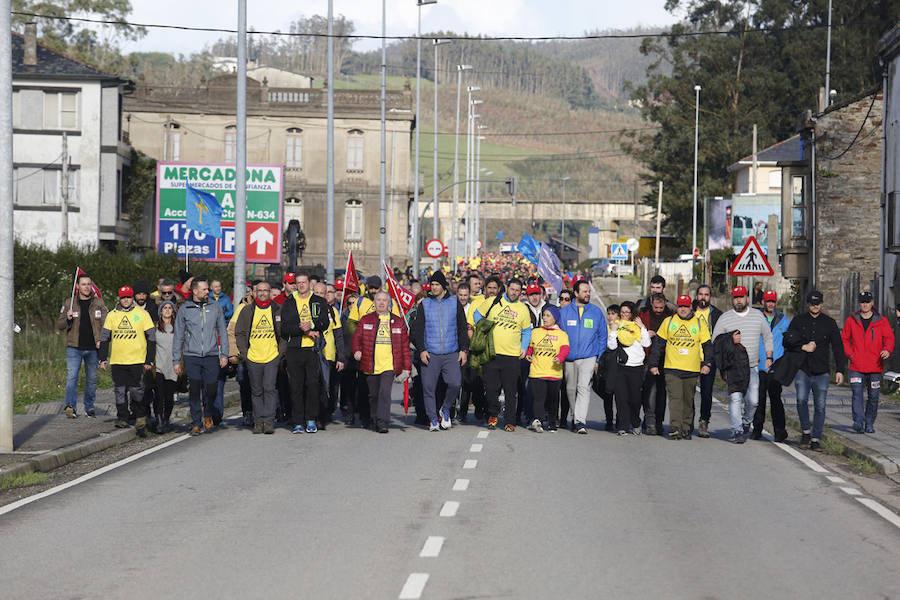 Los empleados de las plantas gallega y asturiana protagonizan una marcha desde las localidades de Castropol y Ribadeo en defensa del mantenimiento de la empresa.