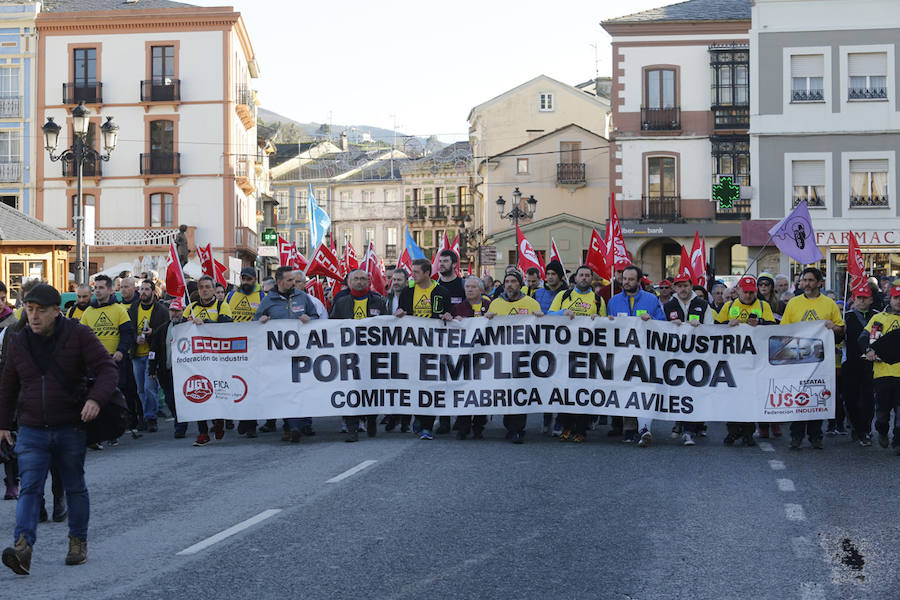 Los empleados de las plantas gallega y asturiana protagonizan una marcha desde las localidades de Castropol y Ribadeo en defensa del mantenimiento de la empresa.