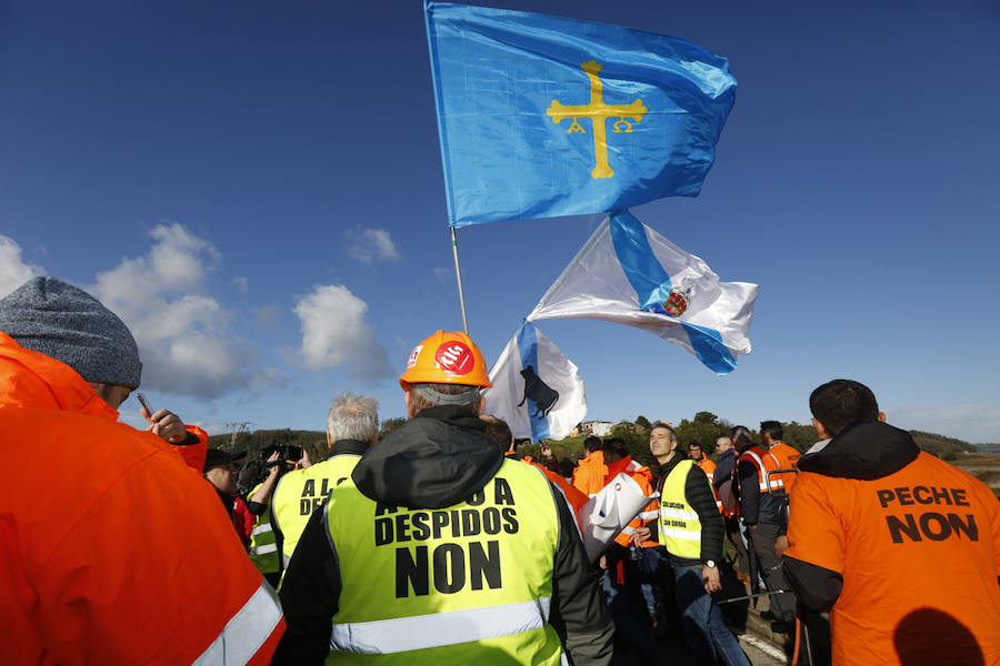 Los empleados de las plantas gallega y asturiana protagonizan una marcha desde las localidades de Castropol y Ribadeo en defensa del mantenimiento de la empresa.