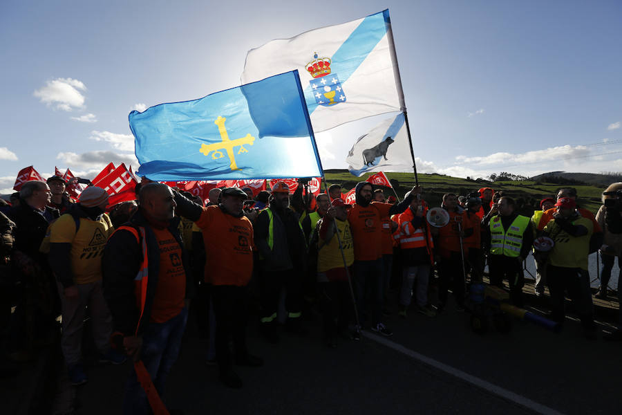 Los empleados de las plantas gallega y asturiana protagonizan una marcha desde las localidades de Castropol y Ribadeo en defensa del mantenimiento de la empresa.