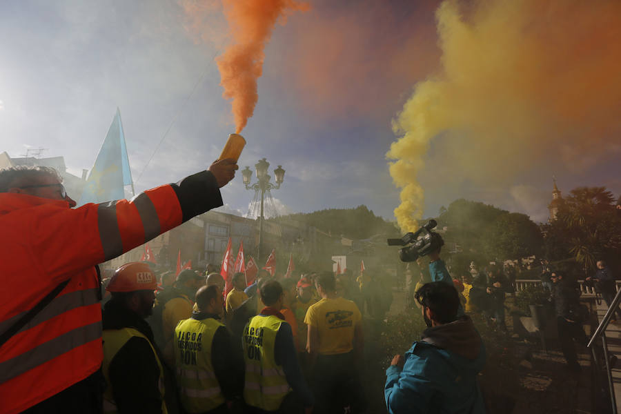 Los empleados de las plantas gallega y asturiana protagonizan una marcha desde las localidades de Castropol y Ribadeo en defensa del mantenimiento de la empresa.