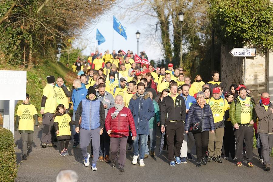 Los empleados de las plantas gallega y asturiana protagonizan una marcha desde las localidades de Castropol y Ribadeo en defensa del mantenimiento de la empresa.