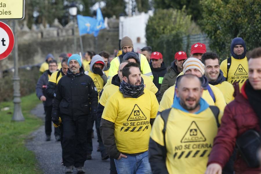 Los empleados de las plantas gallega y asturiana protagonizan una marcha desde las localidades de Castropol y Ribadeo en defensa del mantenimiento de la empresa.