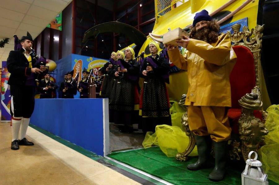 L' Anguleru ha visitado el Palacio de los Niños de Oviedo. Bajo el sonido de la banda de gaitas La Laguna, recibió las peticiones de regalos de los niños. En la cita también se grabó el villancico que se usará en la cabalgata que tendrá lugar el lunes por la tarde en San Juan de la Arena. 