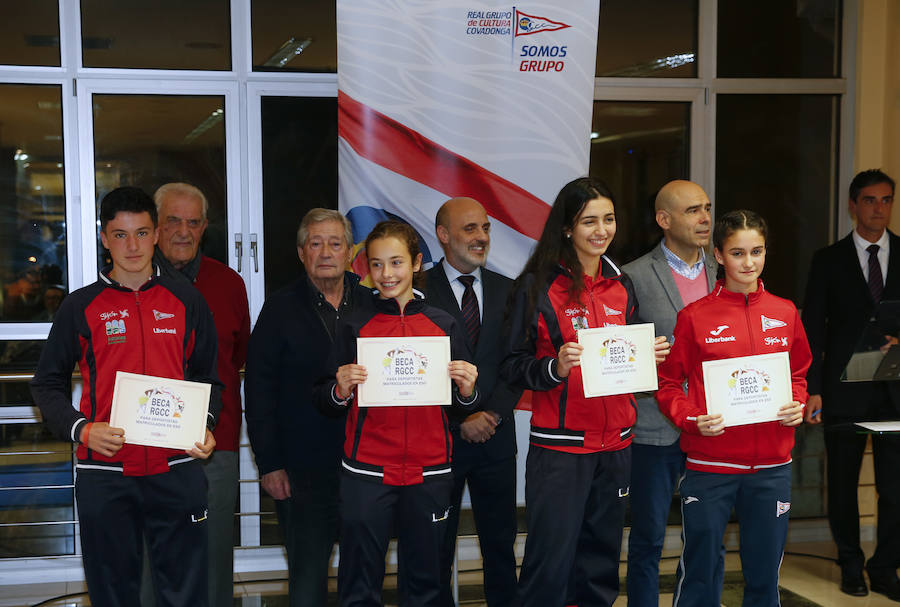 Fotos: El Grupo Covadonga entregó sus becas a 124 deportistas