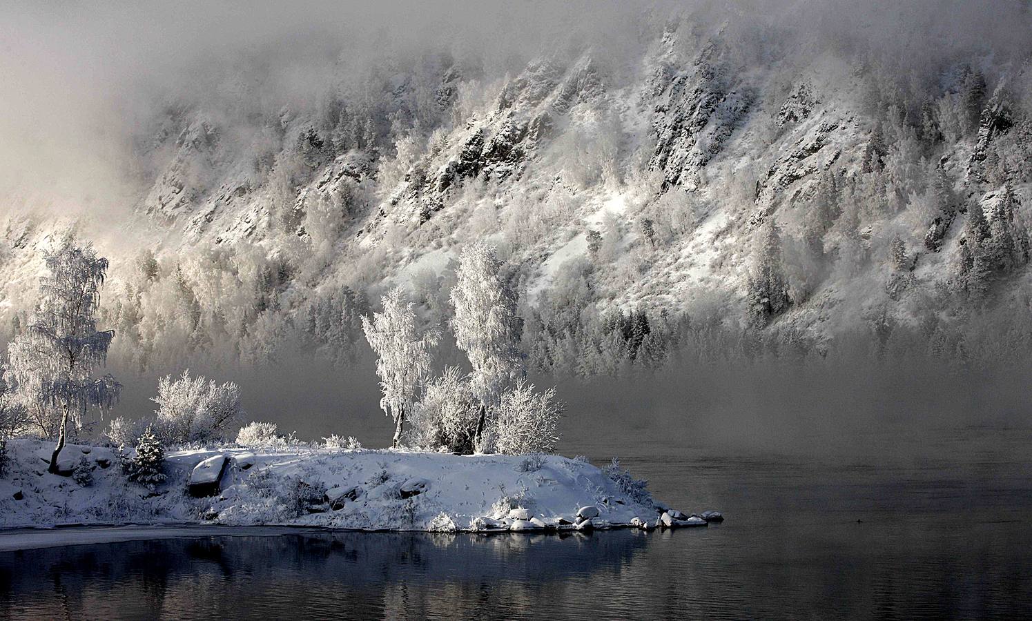 El Yeniséi es el principal río de Siberia. Su extensión de 4.093 kilómetros hasta desembocar en el Ártico lo convierte en uno de los más largos del mundo. Aunque hay numerosas leyendas sobre el origen de la palabra Yeniséi, la mayoría se inclina por «agua grande» o «río madre.» Sea como fuere, las temperaturas extraordinariamente bajas de las regiones por las que discurre le proporcionan una belleza inusual. Las fotografías están tomadas en la región de Karasnoyarsk, a unos 30 grados bajo cero.