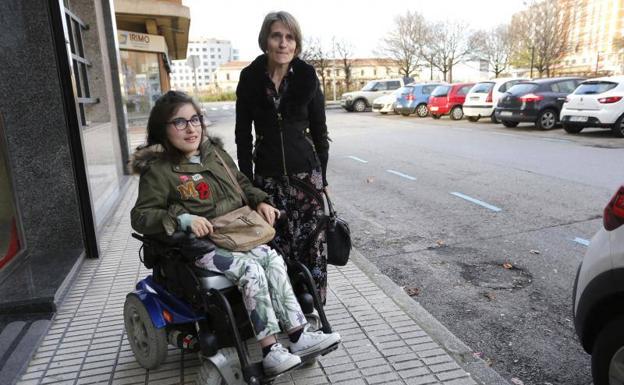 La queja de una alumna con discapacidad de Gijón, sin poder ir a clase por la falta de un auxiliar, obliga a Educación a rectificar 