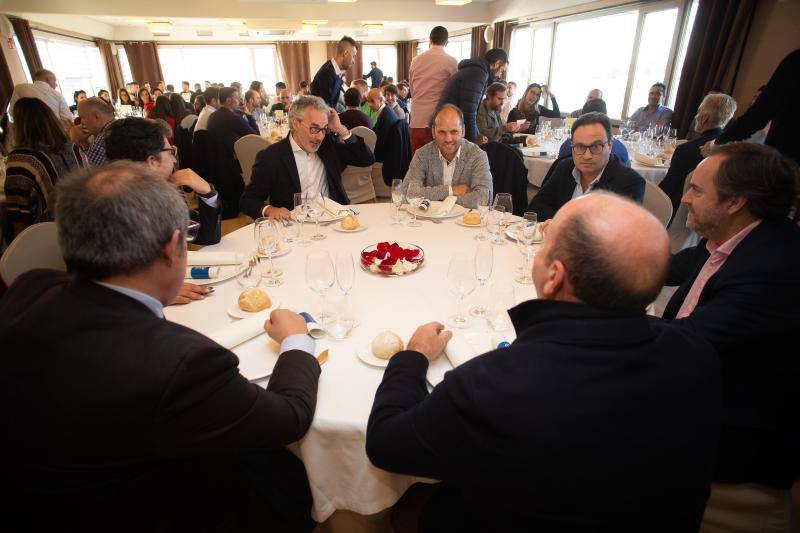 El equipo rojiblanco celebró, este miércoles, en el restaurante Bellavista de Gijón, su tradicional comida de Navidad, en la que participaron las primeras plantillas masculina y femenina, así como la del filial.